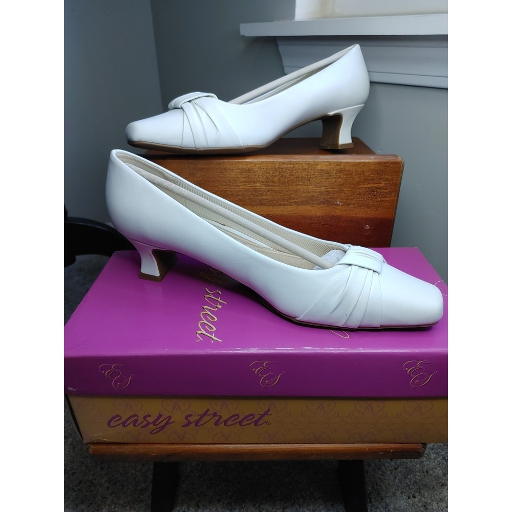 Easy Street Waive White Pumps Women's Size 8 1/2 Square Toe Kitten Heel Comfort